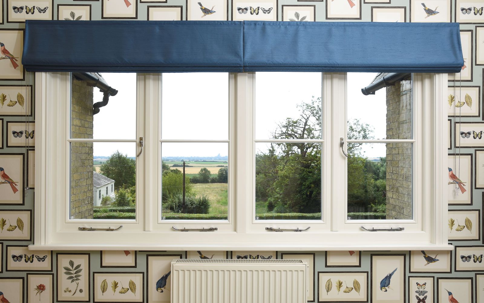 Thermally efficient windows in dual colour: off white for the interor and porcelain for the exterior.