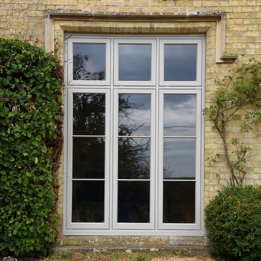 Thermally efficient windows in dual colour: off white for the interor and porcelain for the exterior.